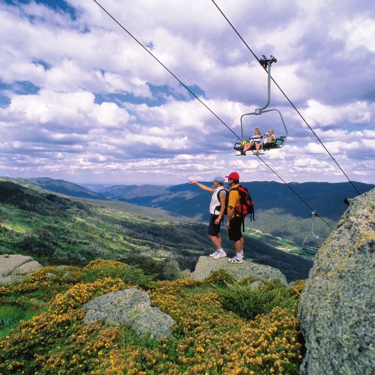 2100_1photo_no3_chairlift.jpg